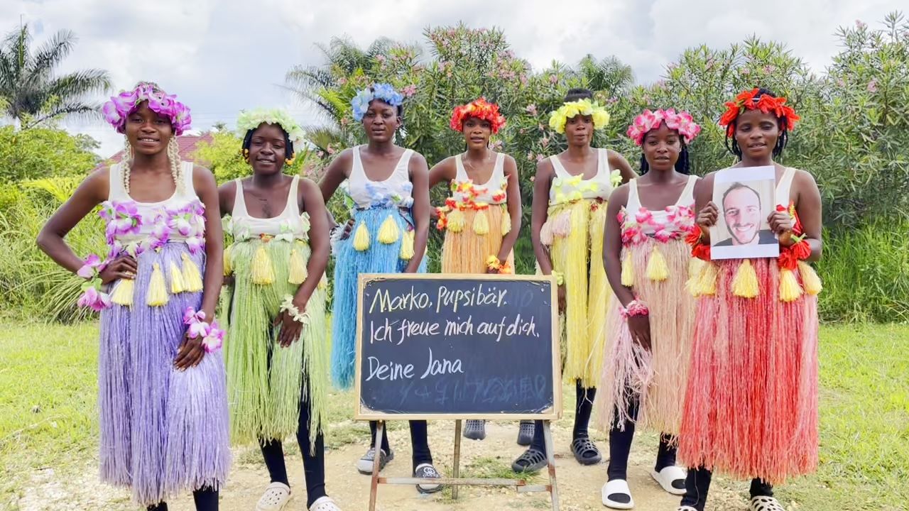 Personalised Funny Dancing Singing African Greeting Video Gift - Hula Team - GreetReels - Unique Gift Ideas